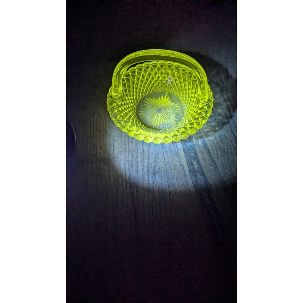 Vintage Clear Manganese Glass Basket Handled‎ Candy Dish UV Glow Starburst